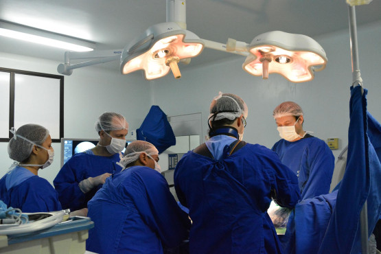 Santa Casa de Presidente Prudente realiza novo tipo de cirurgia na coluna