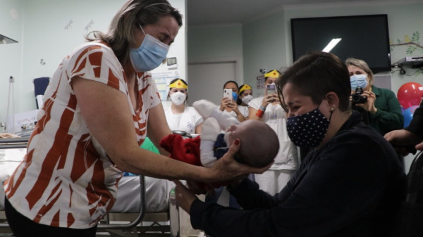 Mãe que passou por parto de emergência, enquanto estava intubada, reencontra pela 1ª vez filho recém-nascido