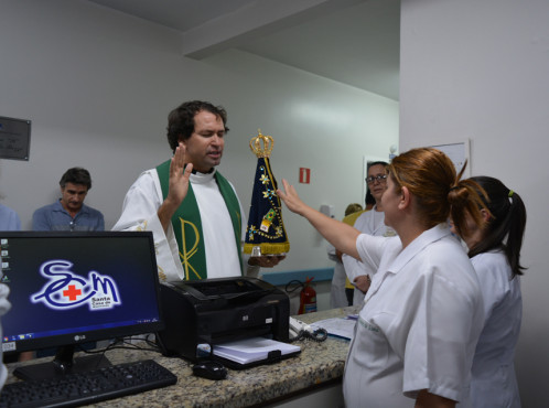 Pacientes da Santa Casa recebem visita de imagem de Nossa Senhora Aparecida