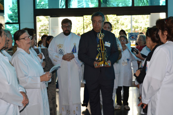Pacientes da Santa Casa de PP recebem visita de imagem de Nossa Senhora Aparecida