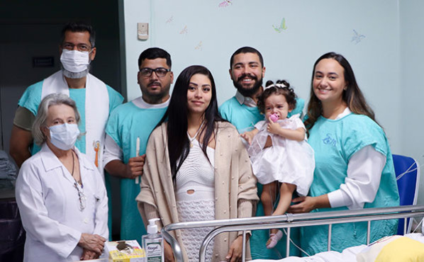 Pequena Hellena é batizada na UTI Pediátrica