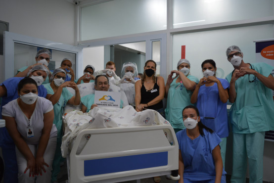 Paciente com covid-19 recebe alta após 55 dias de internação na UTI