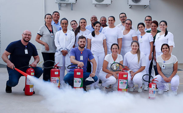 Trabalhadores participam de treinamento de Brigada de Incêndio