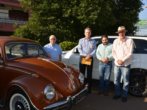 Setor de oncologia da Santa Casa recebe doação de um fusca