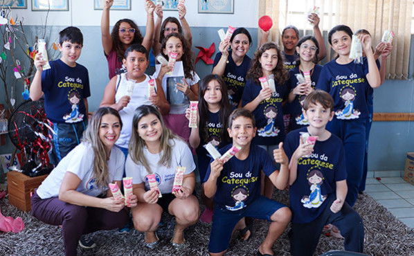 Doação de mais de 400 picolés alegra crianças da Zona Leste