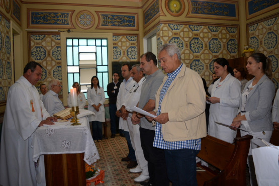 Santa Casa PP homenageia médicos com missa e mensagens de pacientes