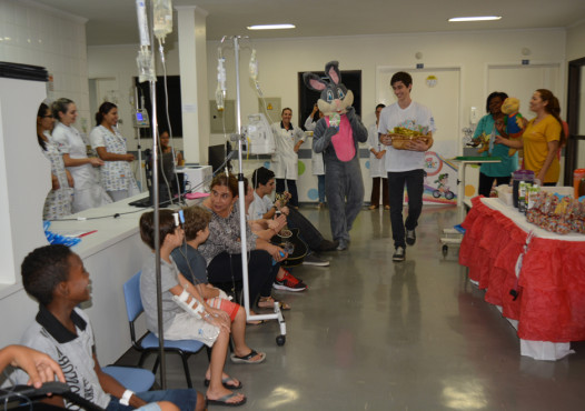 Pacientes da pediatria da Santa Casa de Presidente Prudente ganham festa de Páscoa