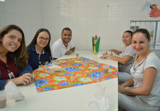 Funcionários participam de café junino